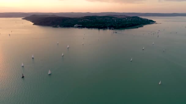 Barcos Vela Lago Balaton Atardecer — Vídeos de Stock