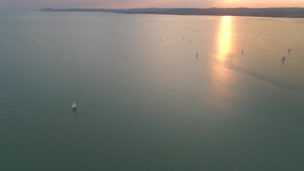 Günbatımında Balaton Gölü Nde Yelkenli Tekneleri — Stok video