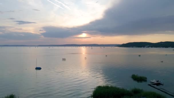 Segelboote Auf Dem Plattensee Bei Sonnenuntergang — Stockvideo