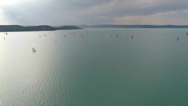 Segelboote Auf Dem Plattensee — Stockvideo