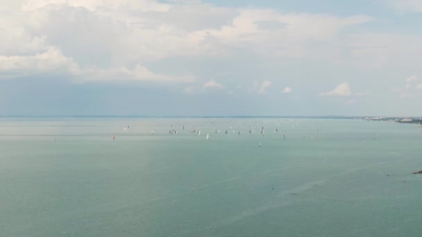 Segelbåtar Vid Balatonsjön — Stockvideo