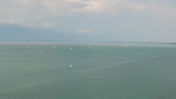 Segelbåtar Vid Balatonsjön — Stockvideo