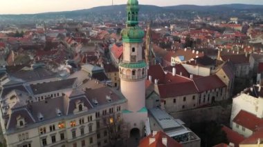 Ortaçağ Sopron 'unun ateş kulesiyle çekilmiş hava videosu.