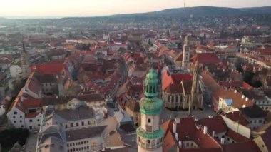 Ortaçağ Sopron 'unun ateş kulesiyle çekilmiş hava videosu.