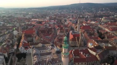 Ortaçağ Sopron 'unun ateş kulesiyle çekilmiş hava videosu.