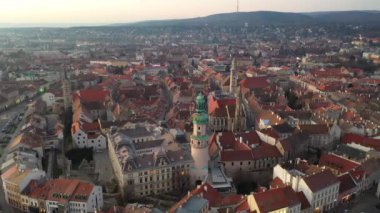Ortaçağ Sopron 'unun ateş kulesiyle çekilmiş hava videosu.