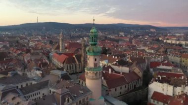 Ortaçağ Sopron 'unun ateş kulesiyle çekilmiş hava videosu.