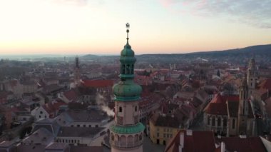 Ortaçağ Sopron 'unun ateş kulesiyle çekilmiş hava videosu.