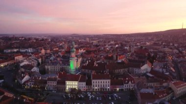 Ortaçağ Sopron 'unun gece ateş kulesiyle çekilmiş hava videosu.