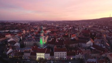Ortaçağ Sopron 'unun gece ateş kulesiyle çekilmiş hava videosu.