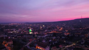 Ortaçağ Sopron 'unun gece ateş kulesiyle çekilmiş hava videosu.