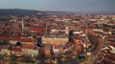 Ortaçağ Sopron 'unun ateş kulesiyle çekilmiş hava videosu.