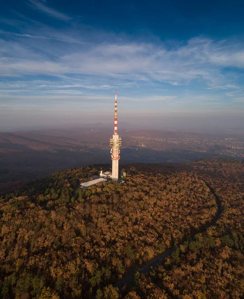 匈牙利佩奇的电视塔 有Mecsek山 — 图库照片