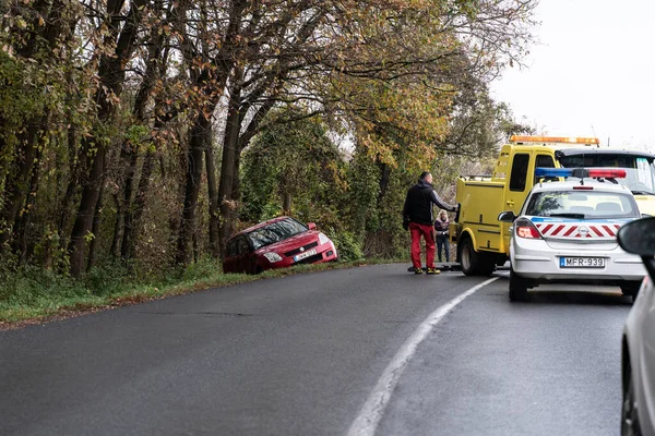 Szentlorinc Hungría Nov Policía Ayuda Víctima Accidente Automovilístico Noviembre 2018 — Foto de Stock