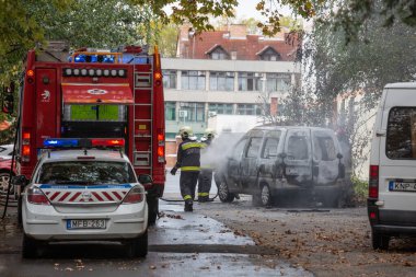 KAPOSVAR, HUNGARY - 30 Ocak 2017 'de Macaristan' ın başkenti Kaposvar 'da itfaiyeciler arabaların yakılmasına yardım etti.
