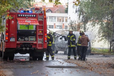 KAPOSVAR, HUNGARY - 30 Ocak 2017 'de Macaristan' ın başkenti Kaposvar 'da itfaiyeciler arabaların yakılmasına yardım etti.