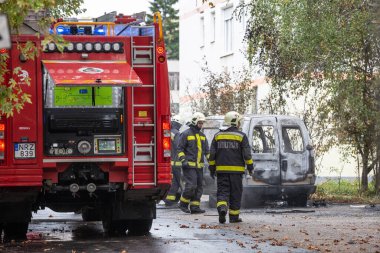 KAPOSVAR, HUNGARY - 30 Ocak 2017 'de Macaristan' ın başkenti Kaposvar 'da itfaiyeciler arabaların yakılmasına yardım etti.