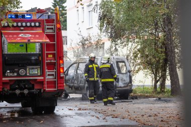 KAPOSVAR, HUNGARY - 30 Ocak 2017 'de Macaristan' ın başkenti Kaposvar 'da itfaiyeciler arabaların yakılmasına yardım etti.