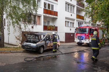 KAPOSVAR, HUNGARY - 30 Ocak 2017 'de Macaristan' ın başkenti Kaposvar 'da itfaiyeciler arabaların yakılmasına yardım etti.