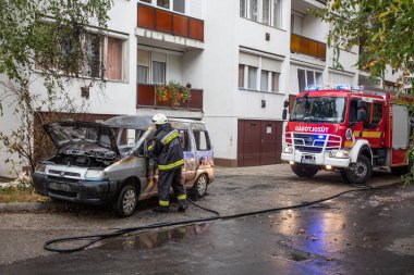 KAPOSVAR, HUNGARY - 30 Ocak 2017 'de Macaristan' ın başkenti Kaposvar 'da itfaiyeciler arabaların yakılmasına yardım etti.