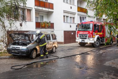 KAPOSVAR, HUNGARY - 30 Ocak 2017 'de Macaristan' ın başkenti Kaposvar 'da itfaiyeciler arabaların yakılmasına yardım etti.