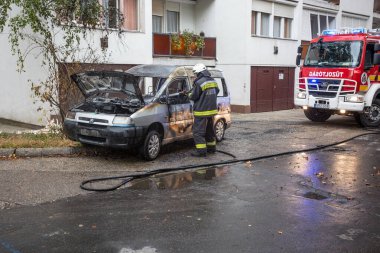 KAPOSVAR, HUNGARY - 30 Ocak 2017 'de Macaristan' ın başkenti Kaposvar 'da itfaiyeciler arabaların yakılmasına yardım etti.