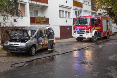 KAPOSVAR, HUNGARY - 30 Ocak 2017 'de Macaristan' ın başkenti Kaposvar 'da itfaiyeciler arabaların yakılmasına yardım etti.
