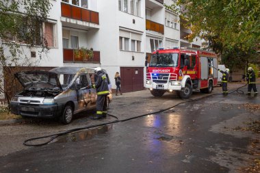 KAPOSVAR, HUNGARY - 30 Ocak 2017 'de Macaristan' ın başkenti Kaposvar 'da itfaiyeciler arabaların yakılmasına yardım etti.