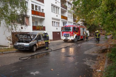 KAPOSVAR, HUNGARY - 30 Ocak 2017 'de Macaristan' ın başkenti Kaposvar 'da itfaiyeciler arabaların yakılmasına yardım etti.