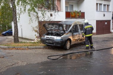 KAPOSVAR, HUNGARY - 30 Ocak 2017 'de Macaristan' ın başkenti Kaposvar 'da itfaiyeciler arabaların yakılmasına yardım etti.