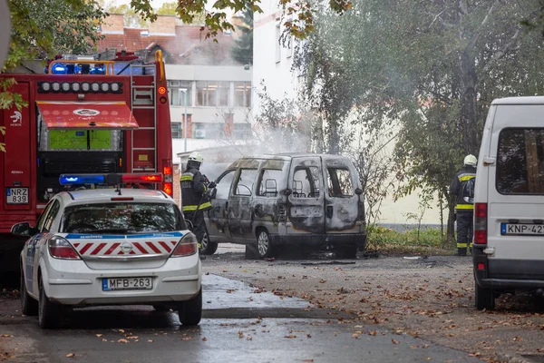 Kaposvar Hungary Oct Firefighters Help Burning Car Ott 2017 Kaposvar — Stock Photo, Image