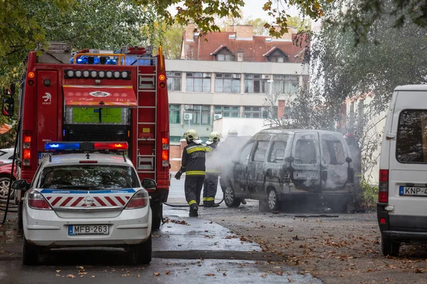 Kaposvar Hungary Oct Firefighters Help Burning Car Ott 2017 Kaposvar — Stock Photo, Image