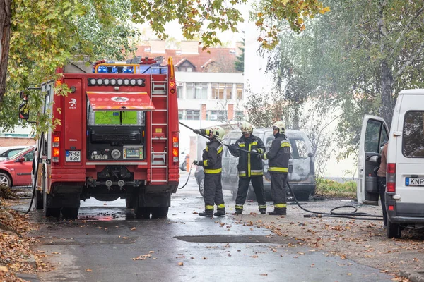 Kaposvar Hungary Oct Firefighters Help Burning Car Ott 2017 Kaposvar — Stock Photo, Image