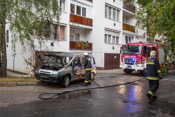 哈萨克斯坦 匈牙利首都 Oct 2017年10月30日 消防员在匈牙利Kaposvar帮助燃烧汽车 — 图库照片