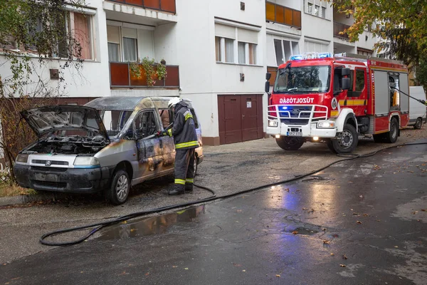 Kaposvar Hongrie Oct Des Pompiers Aident Brûler Une Voiture Sur — Photo