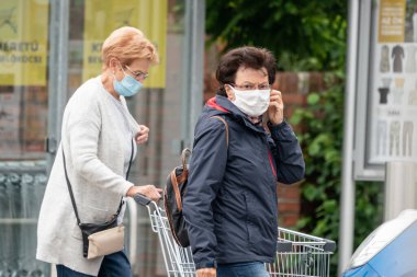 PECS - 27 Mayıs: 27 Mayıs 2020 tarihinde yaşlı kadın Pecs, Macaristan 'da alışverişe gider. Coronavirus salgını sırasında herkes maske takmak zorundadır.