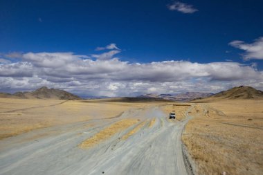 Moğolistan 'a giden yol dağlara çıkar.