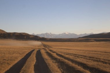 Araba Moğolistan 'da yolda. Şarkı ve dağlar.