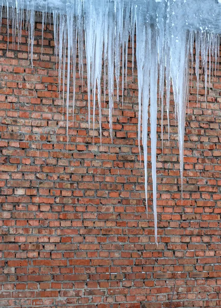 Eiszapfen Der Ziegelwand Des Gebäudes Großaufnahme — Stockfoto