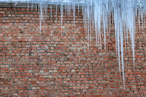 Eiszapfen Der Ziegelwand Des Gebäudes Großaufnahme — Stockfoto