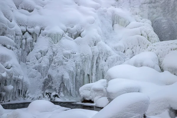 Altai bölgesindeki Pechersk şelalesinden gelen dağ nehrinin buzlu ve karlı kış manzarası