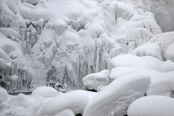 Зимний Пейзаж Льдом Снегом Горной Реке Печерского Водопада Алтайском Крае Лицензионные Стоковые Фото