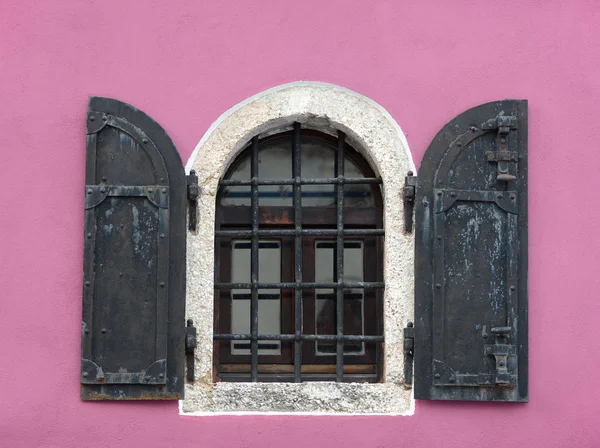Παλαιό παράθυρο δικτυωτού πλέγματος — Φωτογραφία Αρχείου