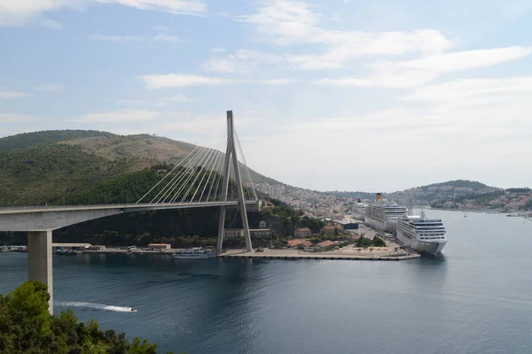 Puente de Dubrovnik y puerto de cruceros — Foto de Stock