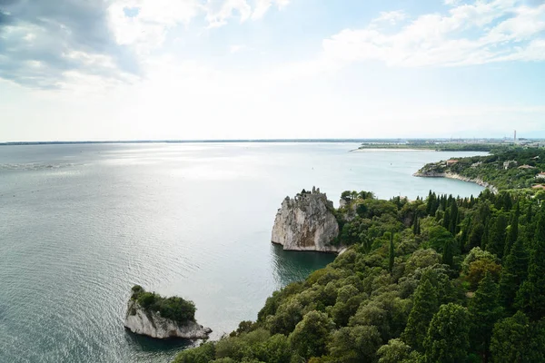 Παλιό κάστρο Duino και την Αδριατική θάλασσα — Φωτογραφία Αρχείου