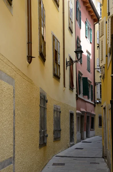 트리에스테, 이탈리아의 좁은 거리 — 스톡 사진