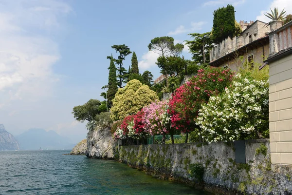 Vista al lago de Garda en Malcesine - Italia — Foto de Stock