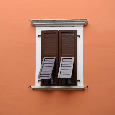 Kapalı pencere ve kısmen açık