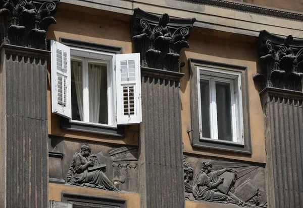 Gevel met kolommen, reliëfs, Vensters op de Corso Italia, Trieste. — Stockfoto