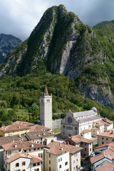 Gemona del friuli Ansicht mit Kathedrale (Italien) — Stockfoto